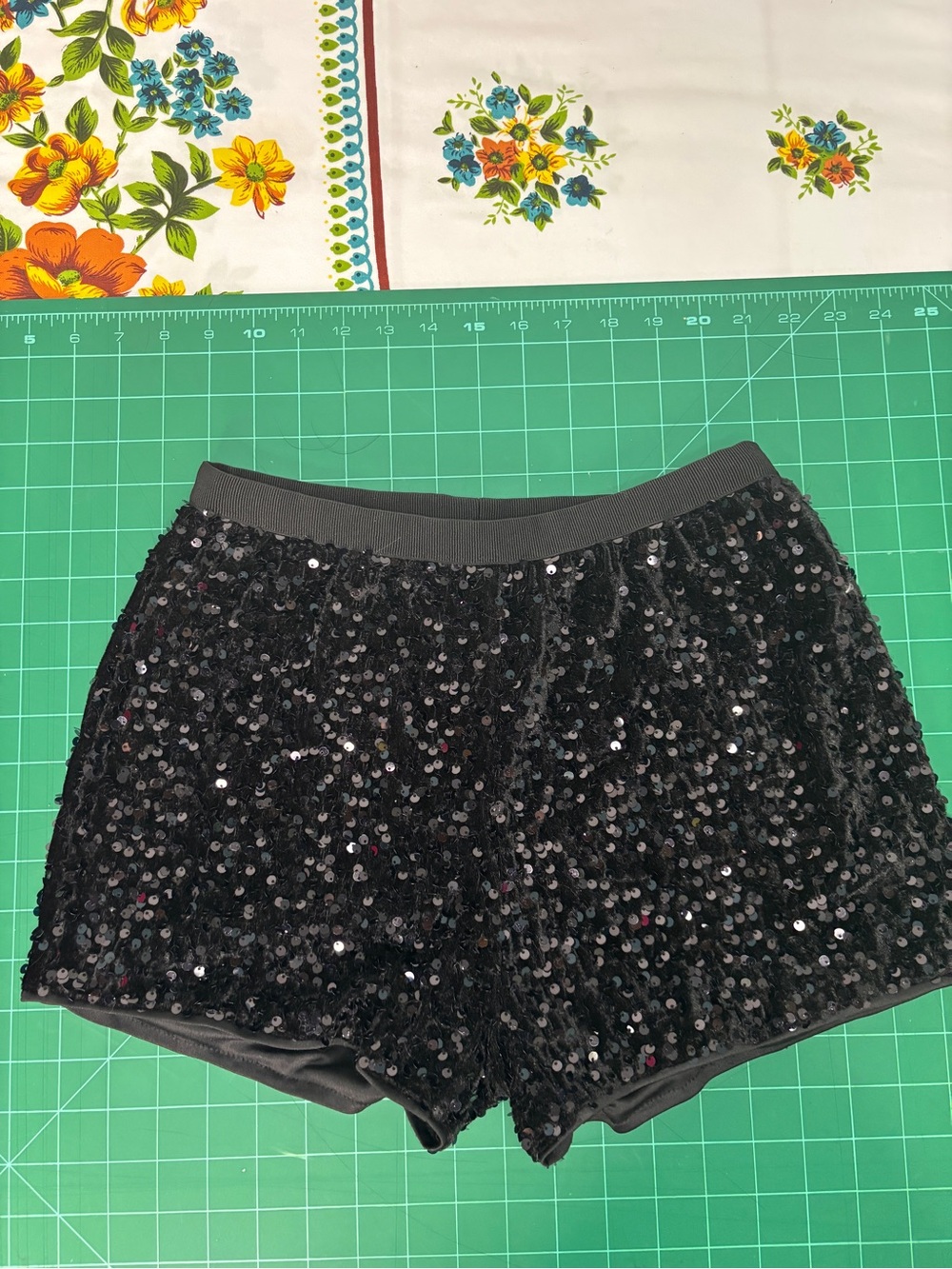 SHEIN Women’s Black Sequin  Velour Shorts Sparkly Dance Costume Festivalwear